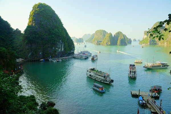Vijetnam - krstarenje zaljevom Halong Bay 