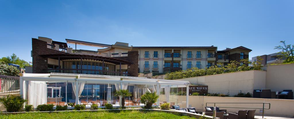 Blue-Waves-Resort-Ljetovanje-Jadran-otok-Krk-Malinska-eksterijer-hotelas