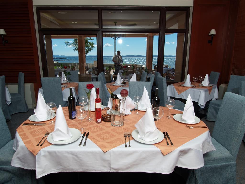 Hotel-Laguna-Ljetovanje-u-Zadru-restoran-stol