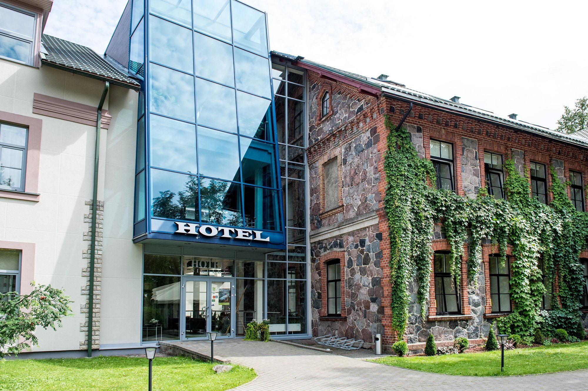 hotel-sigulda-entrance
