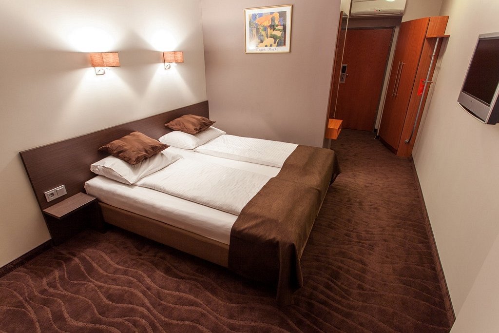 standard-room_10124x683